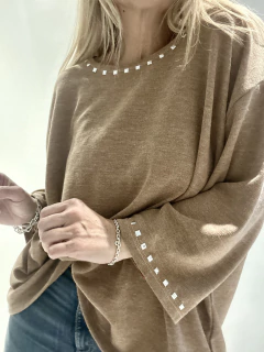SWT6B Sweaters de lanilla con tachas cuadradas color habano en internet