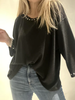 SWT6A Sweaters de lanilla con tachitas cuadradas color negro - tienda online
