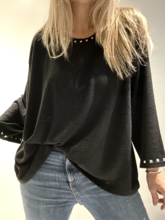 Imagen de SWT6A Sweaters de lanilla con tachitas cuadradas color negro
