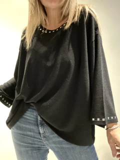 SWT6A Sweaters de lanilla con tachitas cuadradas color negro en internet