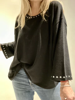 SWT6A Sweaters de lanilla con tachitas cuadradas color negro