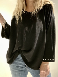 SWT6A Sweaters de lanilla con tachitas cuadradas color negro - comprar online