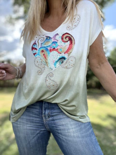 MCA131 Remeron batik en degrade de verdes con aplique de maxi corazón