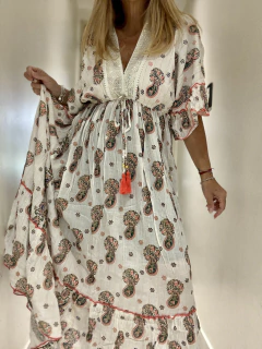 V531A Vestido de algodón de india en blanco con lurex y búlgaros de colores