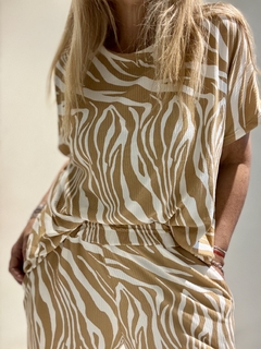 CONJ11 Conjunto de morley elastizado estampado animal print en beige y habanos - tienda online