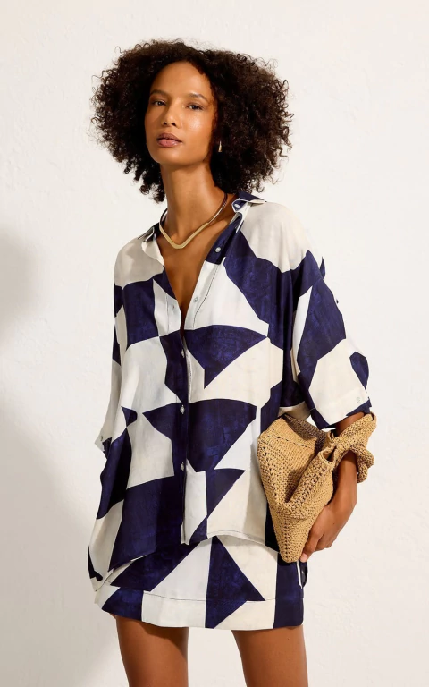 CAMISA RECORTE ABSTRATA