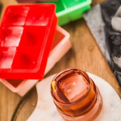 Cubetera de silicona para 8 cubos de hielo de 5cm en internet