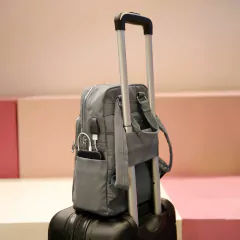 Mochila Ionify Urbana Air Gris Puerto Usb Impermeable en internet