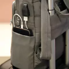 Mochila Ionify Urbana Air Gris Puerto Usb Impermeable - Ionify | Tienda oficial