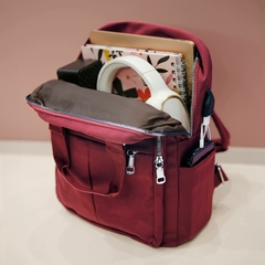 Imagen de Mochila Ionify Urbana Air Roja Puerto Usb Impermeable