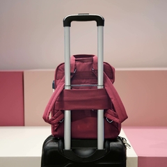 Mochila Ionify Urbana Air Roja Puerto Usb Impermeable