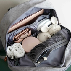 Mochila Maternal Ionify Ur Snow Gris Cambiador Porta Mamadera y Chupete - Ionify | Tienda oficial