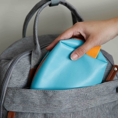 Mochila Maternal Ionify Ur Snow Gris Cambiador Porta Mamadera y Chupete - Ionify | Tienda oficial