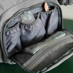 Imagen de Mochila Maternal Ionify Ur Snow Gris Cambiador Porta Mamadera y Chupete