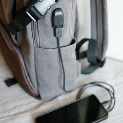 Mochila Ionify Urbana Spirit Gris Puerto Usb Impermeable - tienda online