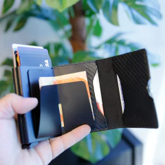 Billetera Doble Ionify Urbana Carbon XL con Gatillo y Protección RFID - Ionify | Tienda oficial