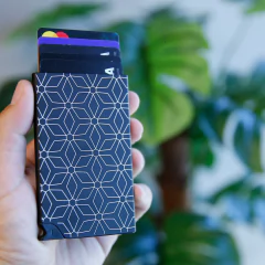 Tarjetero Ionify Urbana Slim Hex con Gatillo y Protección RFID - comprar online