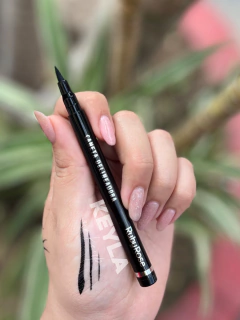 DELINEADOR EN FIBRA- RUBY ROSE