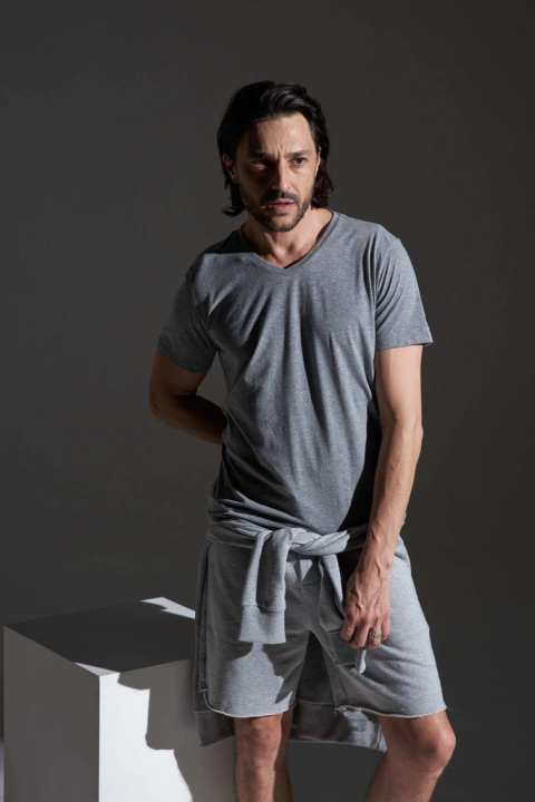 Camiseta Tradicional Masculina Decote V - Cinza Mescla - comprar online