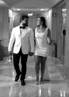 Vestido curto branco de noiva, com laço grande nas costas - comprar online