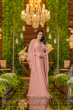 Vestido rosé com capa longo de brilho