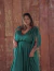 Vestido longo plus size verde esmeralda detalhe de laço na manga com brilho - Noiva no Civil | Vestido de noiva civil e festa