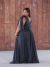 Vestido longo plus size preto detalhe de laço na manga com brilho - loja online
