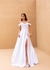 Vestido branco elegante e majestoso, com decote ombro a ombro estruturado, saia longa e fluida, com fenda frontal, que equilibra modenidade e glamour - comprar online