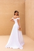 Vestido branco elegante e majestoso, com decote ombro a ombro estruturado, saia longa e fluida, com fenda frontal, que equilibra modenidade e glamour - loja online