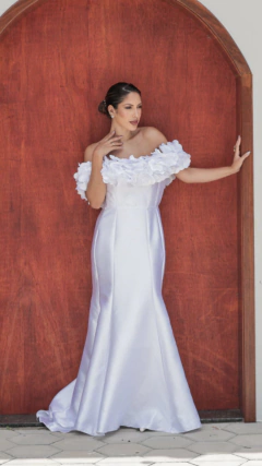 Vestido longo godê de noiva, tecido cetim com delicados detalhes de aplicações de flores (toda noiva) - comprar online