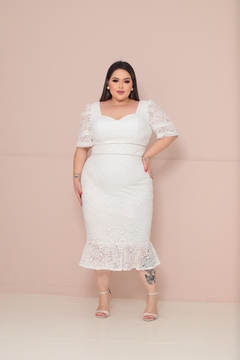 Vestido branco plus size, midi para noiva no civil- casamento no civil- jantar de noivado - com decote coracao