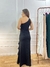 Vestido longo de um ombro só preto Damla - comprar online