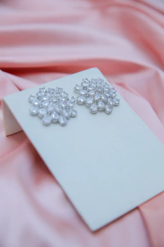 Brinco Elegante com Design de Flor de Cristais - comprar online