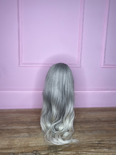 Peluca Maria con flequillo y ondas Gris Premium - NAIMAD