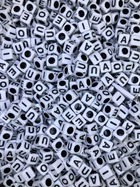 Miçanga Acrílica Quadrada Vogais Branca letra Preta 6x6mm pacote com 20 gramas/ MVQ718