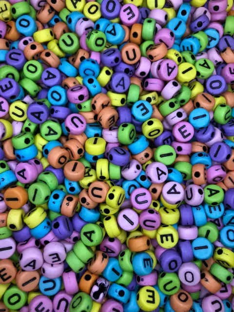 Miçanga Acrílica Redonda Vogais Colorida letra Preta 4x7mm pacote com 250 gramas/ MVR7114