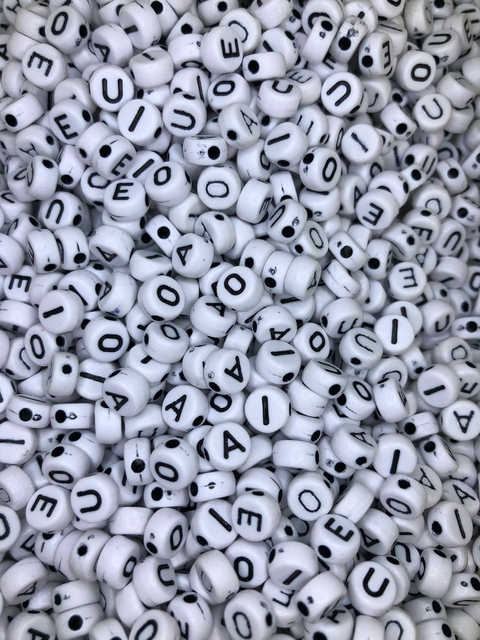 Miçanga Acrílica Redonda Vogais Branca letra Preta 4x7mm pacote com 20/250 gramas MVR716