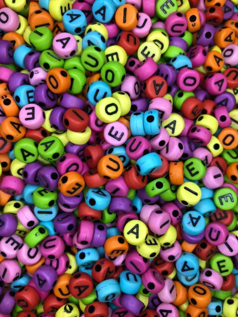Miçanga Acrílica Redonda Vogais Colorida letra Preta 4x7mm pacote com 20 gramas/ MVR719