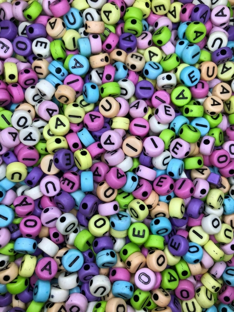 Miçanga Acrílica Redonda Vogais Colorida letra Preta 4x7mm pacote com 250 gramas/ MVR7120