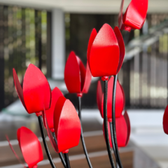 Escultura Amsterdam Jardín flores rojas en internet