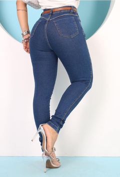 Calça Skinny Lycra Escuro Cinto Caramelo na internet