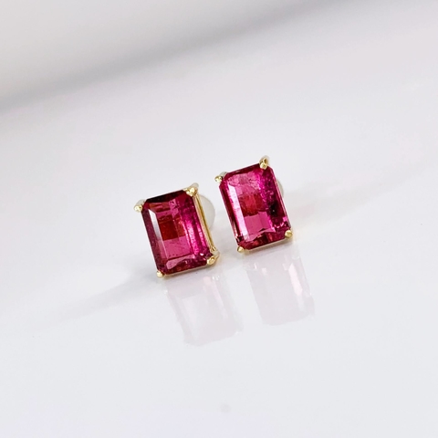 Brincos Solitários em Ouro Amarelo com Rubelitas