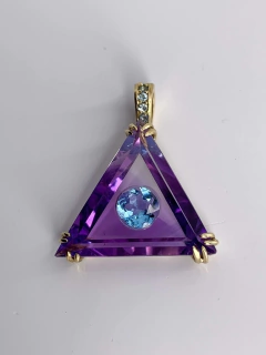 Pingente Olho Grego Triangular Ametista e Topázio - Ouro Amarelo - sob encomenda