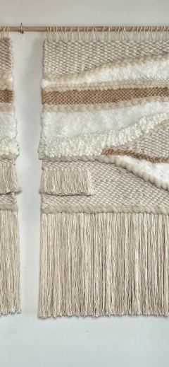 Tapiz artesanal hecho en telar, díptico en crudo, blanco y natural en internet