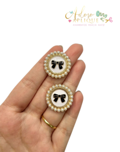 Aplique Chaton Redondo com Laço e Pérolas de Metal - 2 Unidades - comprar online