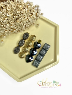 12 - Kit Bico de Pato com Pedras Peroladas Coleção Fim de Inverno Brasão Chumbo com Marinho Dourado - (4 Hair Clips)