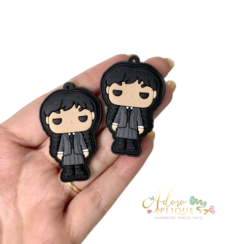 Aplique Pingente Emborrachado Wandinha - 2 unidades (1 de cada)