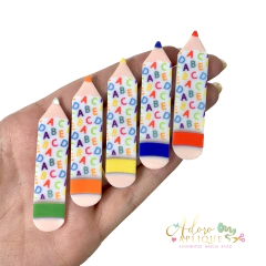 Aplique Acrílico Lapis de Cor Escolar Estampa de letrinhas - 5 unidades (1 DE CADA) - comprar online