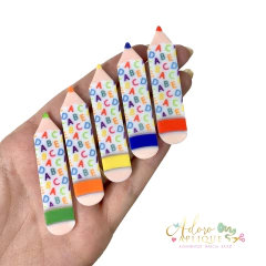 Aplique Acrílico Lapis de Cor Escolar Estampa de letrinhas - 5 unidades (1 DE CADA)
