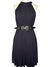 Cinto Western preto em destaque, preso a um vestido longo e fluido.